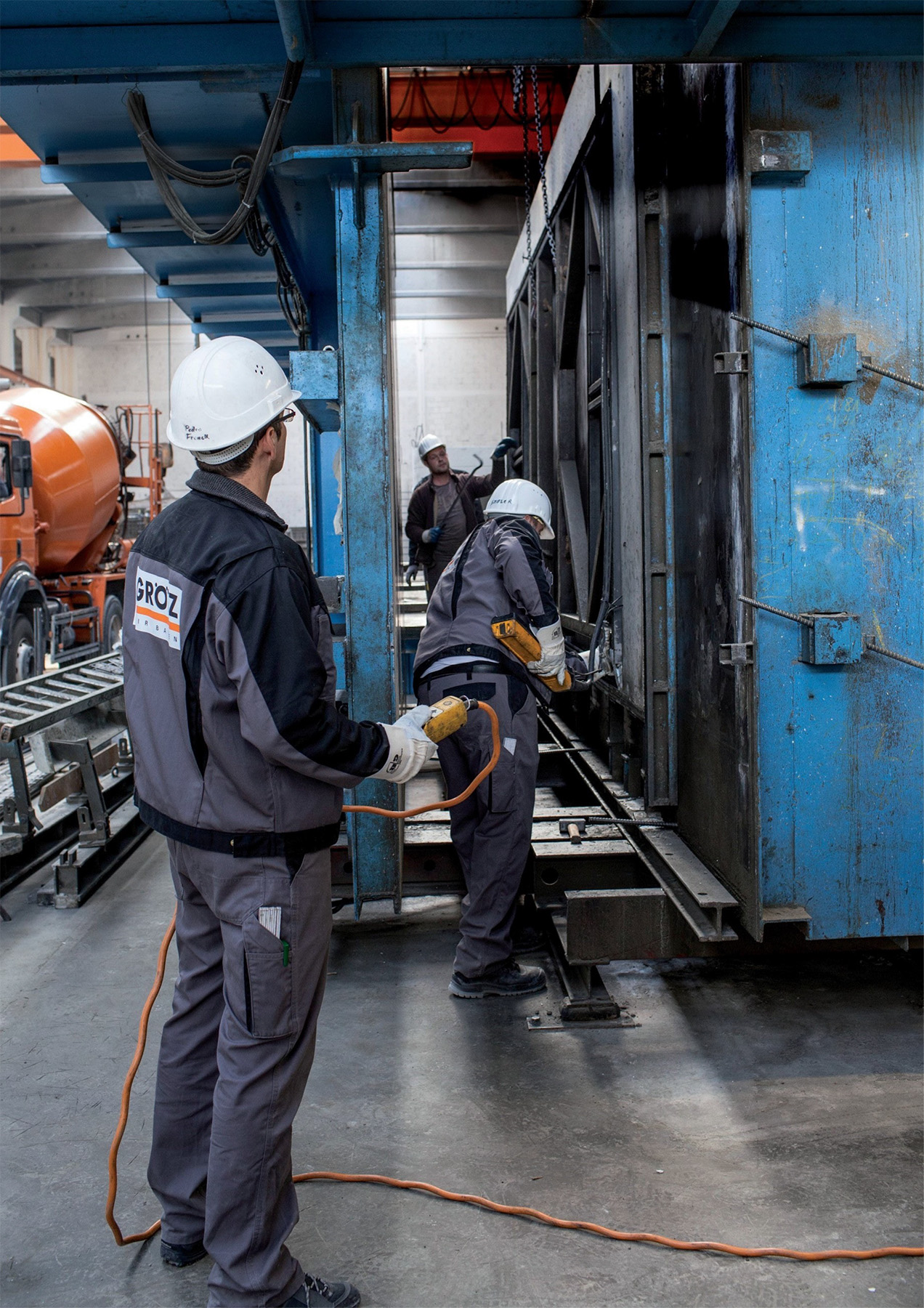 Aufnahme aus dem Betonwerk: Grötz Mitarbeiter arbeiten an der Schalung der Maßgarage